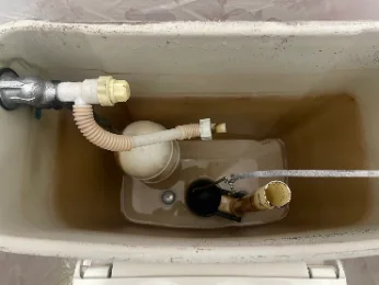 交換前のトイレタンク内部の劣化した部品