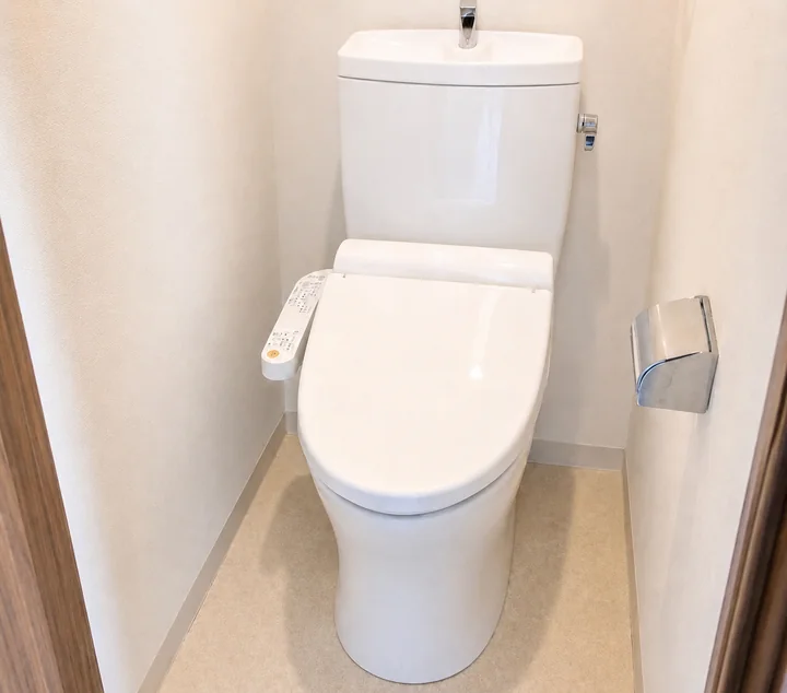 交換後の新しいトイレと温水洗浄便座