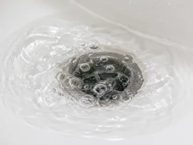 水が流れず溜まった排水口のつまり