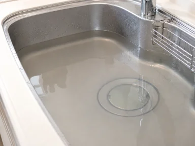 水が流れないキッチンシンクの排水つまり