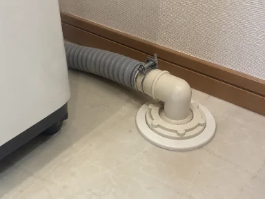 詰まりやすい洗濯機の排水ホースと防水パン
