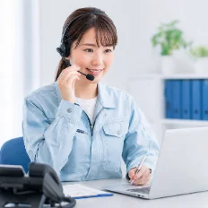 電話で相談を受ける女性オペレーター